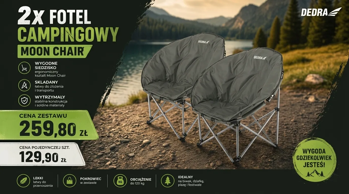Zestaw 2 składanych foteli kempingowych typu Moon Chair marki DEDRA. Krzesła turystyczne w kolorze oliwkowym ustawione na plaży nad jeziorem na tle gór.